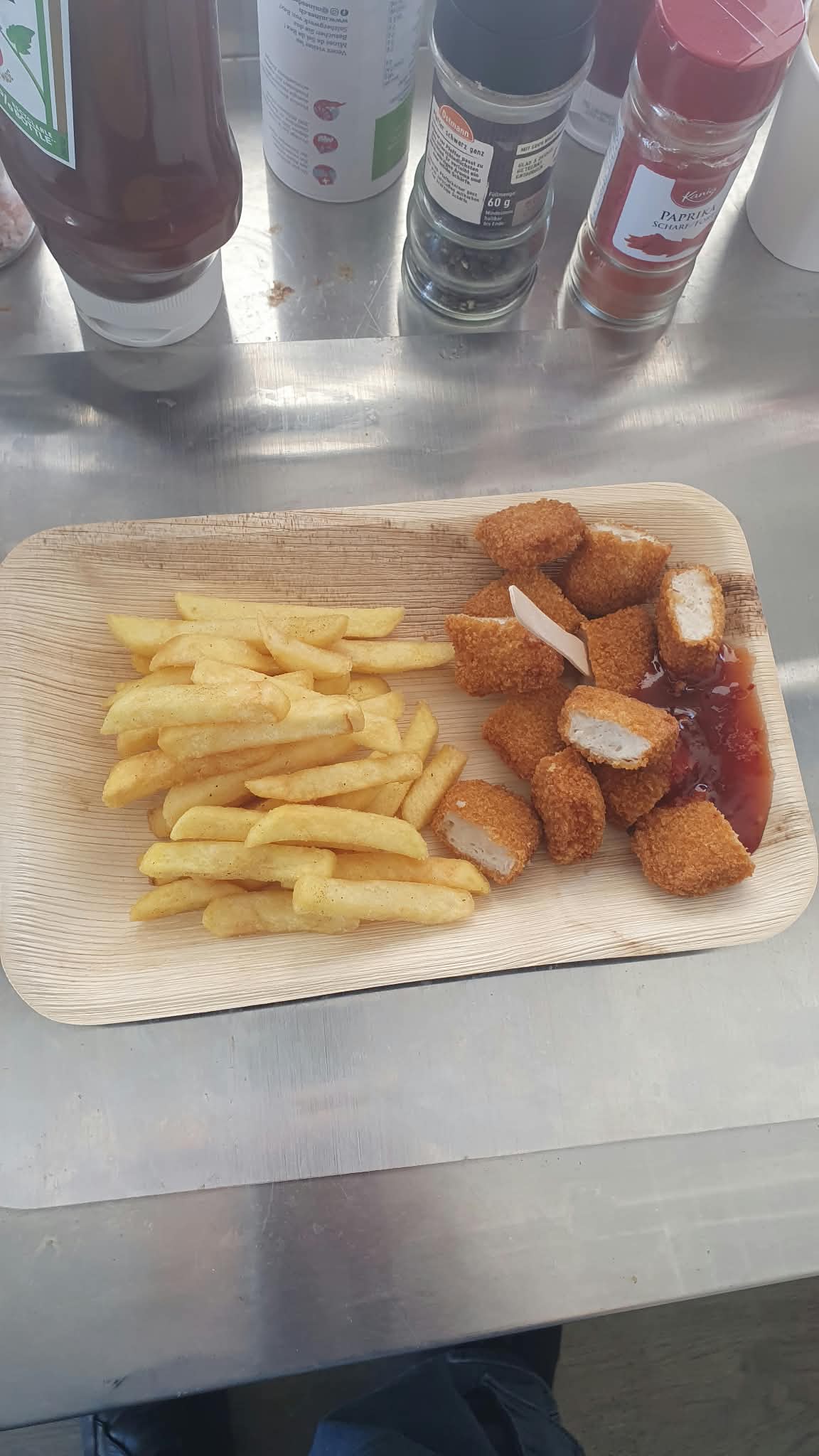 Hähnchen Nuggets mit Pommes